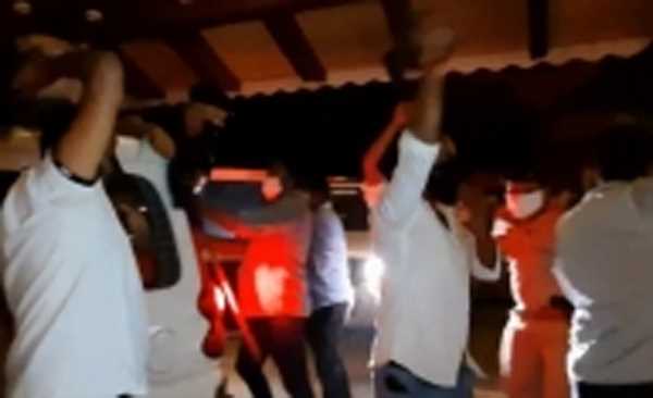 जावडेकर से मिलने के लिए कांग्रेसी कार्यकर्ताओं ने गोवा के होटल में मध्यरात्रि में प्रदर्शन किया जावडेकर से मिलने के लिए कांग्रेसी कार्यकर्ताओं ने गोवा के होटल में मध्यरात्रि में प्रदर्शन किया